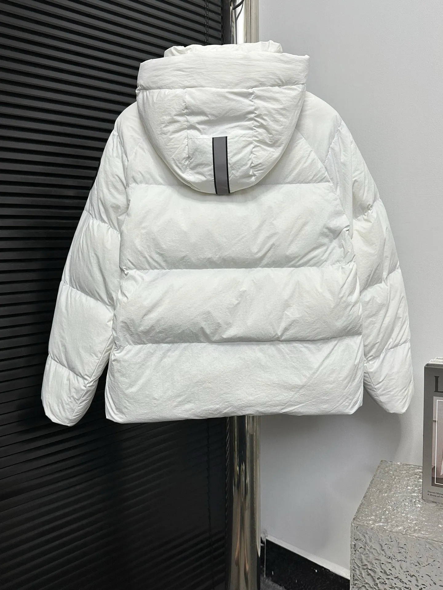 P780 【𝘾𝘼𝙉𝘼𝘿𝘼 𝙂𝙊𝙊𝙎𝙀】Canada Goose Junction/3M Reflective Black Label Parker/2602LB Ouyang Nana’s same Junction Parker is made of CORDURA@’s super-soft EnduraLuxe fabric, which enhances the durability of easy-wear parts, making it lightweight and durable. 360-degree reflective strips on the collar improve visibility in low-light environments. Features a removable hood for easy transition into warmer weather. Removable premium insulated hood adjusts both ways Sizes: XS-XxL